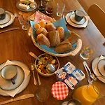 לינה וארוחת בוקר Moulin De Saza Le Vigeant